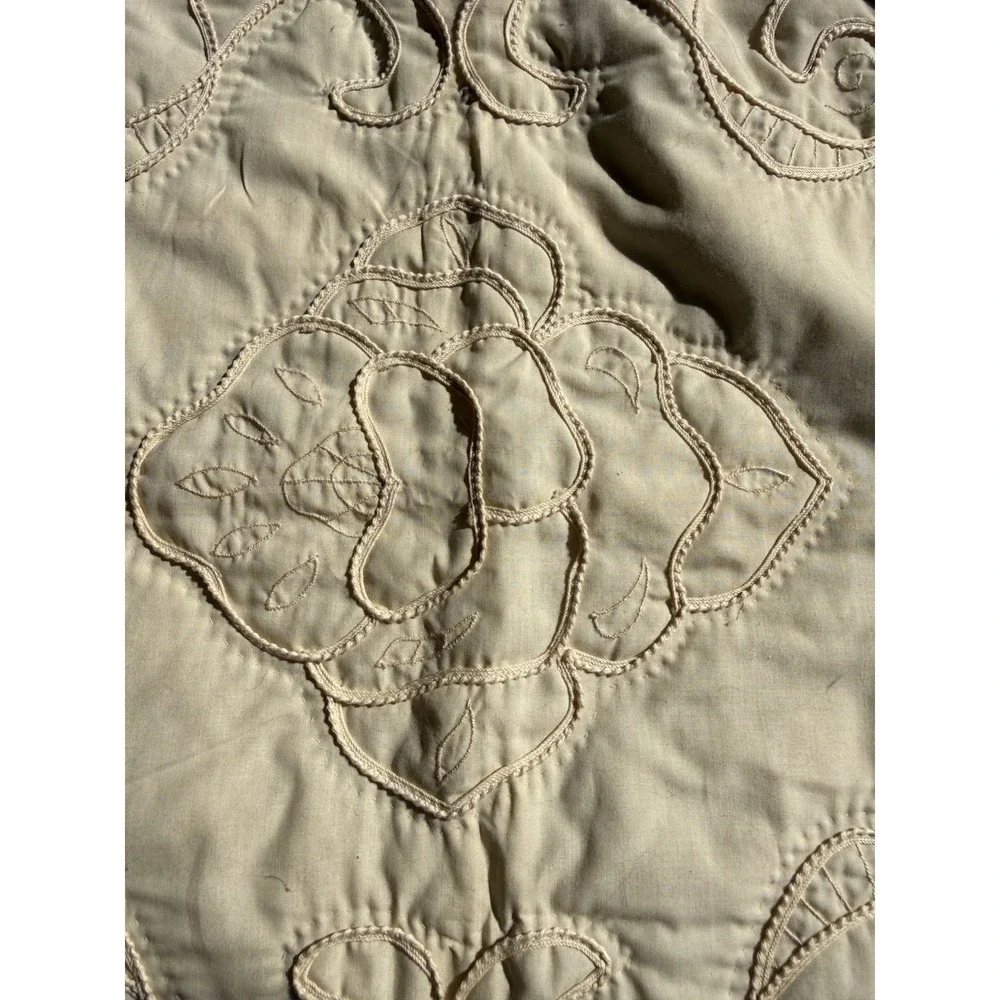 Ivory Floral Embroidered Quilt Throw Scalloped Edge Cottage Chic 50x70